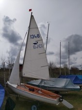 Segelyolle mit Slipwagen, Straßentrailer und Außenborder