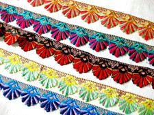 Bestickte Borte Ziernand mit Bogenkante  verschiedene Farben 55mm lfm B56
