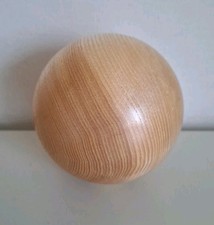 gedrechselte Holzkugel aus