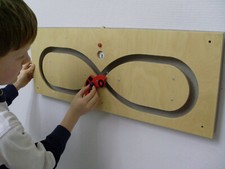 Wandspiel Autorennen Liegende