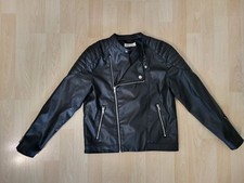 Lederjacke im Bikerstil