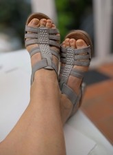 Damenschuhe Sandalen Gr. 37 grau | metallic Look mit Perlen Getragen 