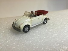 VW Käfer 1303 Cabrio mit Figuren, cremeweiß, innen rot, Wiking 1:87