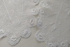 2 weiße Deckchen oval aus Uromas Wäscheschrank Handarbeit