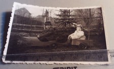 Altes Foto kleine Kinder mit Tretauto und Hänger