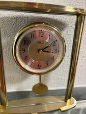 Kleine Standuhr mit Pendel