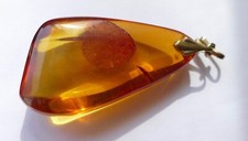 Anhänger mit großem Bernstein Metall vergoldet Vintage 70er pendant