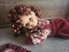 Schöne Puppe Porzellanpuppe Liegend  Porzellan mit Kissen - Länge ca  45 cm