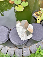 Pyrit Stufe mit 3 Würfel im Muttergestein aus Navanju, Steinbruch in Spanien