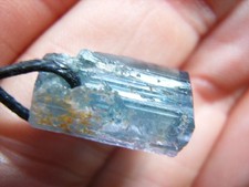 Blauer TURMALIN Kristall ( Indigolith ), gebohrt, am Band