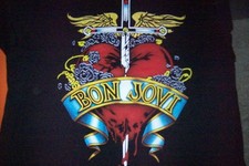 T - Shirt der Band  "  Bon