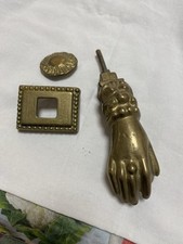 Antiker und figürlicher Türklopfer mit allem drum und drann