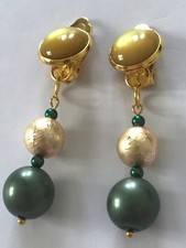 Ohrclips / goldfarben / Glascabochon mit Katzenaugen-Motiv / Perlen mit Muster