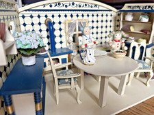 Nostalgische Puppenküche aus Holz, blau und weiß dekoriert