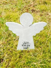 Engel aus Beton mit Schriftzug