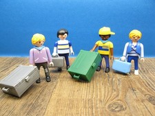 4 Reisende mit Koffer