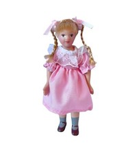 Puppenhaus kleines Mädchen im