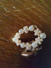 KLEMME FÜR  HALSTUCH/SCHAL/HAAR/OHR MIT WINZIGE PERLCHEN GESCHMUCKT PAILETTEN