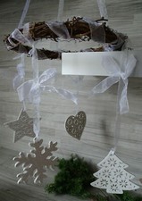 Weihnachtlicher Kranz m. weißen Deko Hänger -33 cm - Natur-Reisig-Reben Kranz