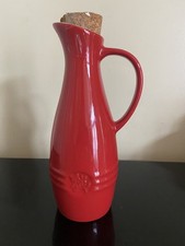 Le Creuset Steingut Olivenölkanne 21,5 cm - rot - inklusive Korkenstopfen