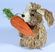 Hase aus Stroh mit Stoffmöhre