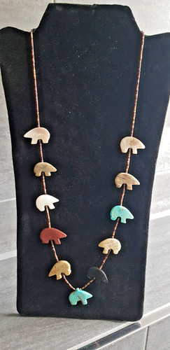 Collier geschnitzte