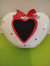 Zuckersüße Porzellan-Herzvase weiß mit  roten Punkten und großem Herzanhänger