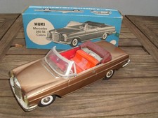 HUKI 1:20 Mercedes 280SE Cabrio W 111 goldmetallic 26cm lang Blechauto in OVP