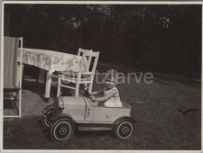 Foto, Kind im Blech Auto