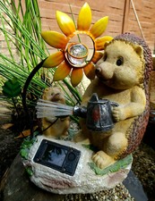 Solarleuchte-Igel m.Kind--22,5 cm-Deko-Solarlampe-Igel m.Gießkanne & Sonnenblume