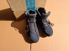 Unpaare Trekkingschuhe (links