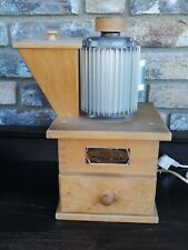 Hawo's  Kornmühle mit Wandbord und drei Getreidesäcken