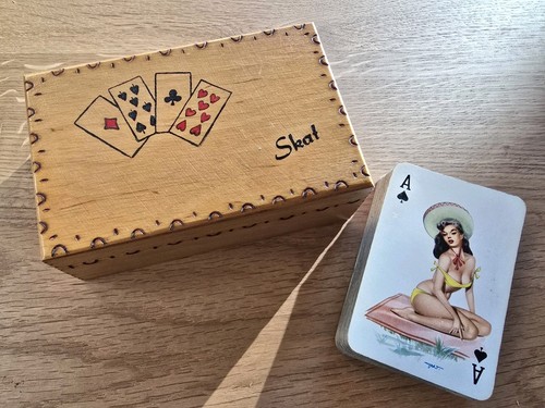 Skat kartenspiel pin - skat, pin-up