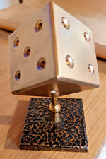 Messingwürfel Massiv Briefbeschwerer+ Sockel Höhe ca.120mm Sockel ca.7x7cm