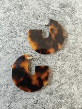 Schwarz-braune Ohrringe in Hornoptik