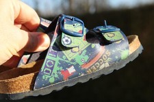 Pantoletten mit Fußball-Motiv