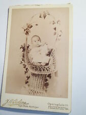 Frankfurt a. M. - Baby - kleines Kind in einem Korb - Portrait / KAB