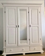 Weißer Kleiderschrank