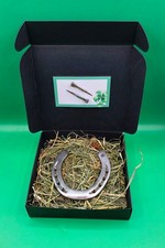 Kleines Pony Hufeísen in einer Geschenkbox gebettet auf Bayrischem Wiesen Heu ☘️