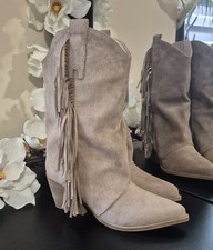 Moderne Damen-Stiefel mit