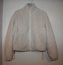 weiße Fell-Jacke in