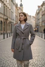 Damen Mantel Gr. 38 – Designer Wollmantel Taupe, nachhaltig aus recycelter Wolle