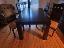Esstisch mit 4 schwarzen Stühlen – Handgefertigt, Top Zustand