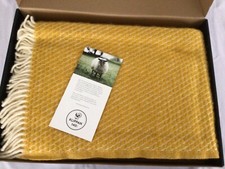 KLIPPAN Wolldecke, gelb, 130 x 200 cm, 100 % Lammwolle mit 2 Kissenhüllen