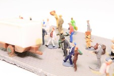 Diorama Spur N Festplatz mit Imbissbude und vielen Figuren fertig aufgebaut