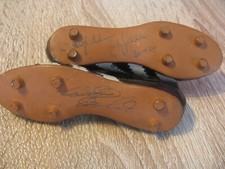 Original-Autogramme v Fritz Walter u Uwe Seeler auf Adidas-Fußballschuhen.