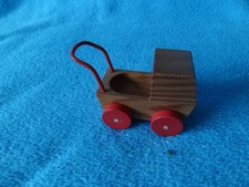 Ein Puppenwagen aus Holz für die Puppenstube Puppenhaus