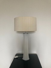 Große, moderne, weiße Lampe mit Glasfuß, Höhe 78 cm