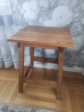 Alter massiver Hocker aus