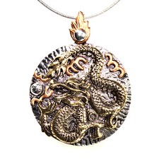 Großes, schweres 3-farbiges Drachenamulett (ca. 70 g; 5 x 6,8 cm)